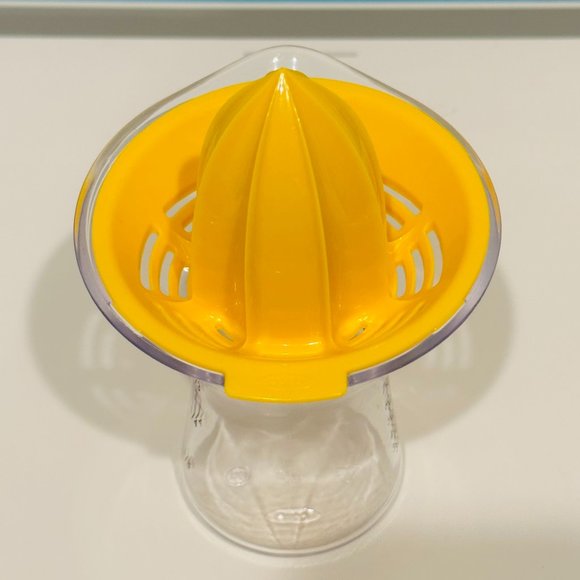 Like New 🍋 OXO 🍋 Good Grips Small Citrus Juicer, Yellow - Picture 9 of 16